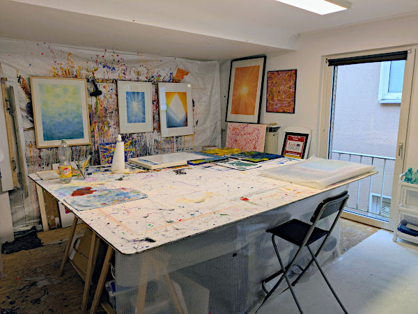 Großer Tisch mit Leinwänden